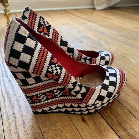 Gianni Bini tribal print wedges - Picture 4 of 6